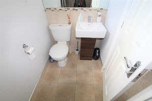MAIN EN SUITE - click for photo gallery